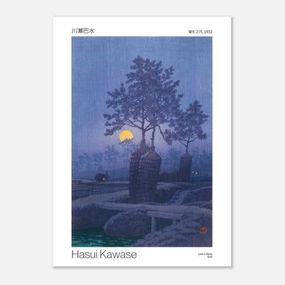 Estampe Lune à Gamo (1932) par Hasui Kawase (50x70 cm). Reproduction d'une estampe japonaise dépeignant un paysage nocturne bleuté avec une lune jaune, des arbres stylisés au premier plan, des champs sombres et une silhouette de personnage se déplaçant avec un animal éclairé, par Hasui Kawase, intitulée 'Lune à Gamo, 1932'.