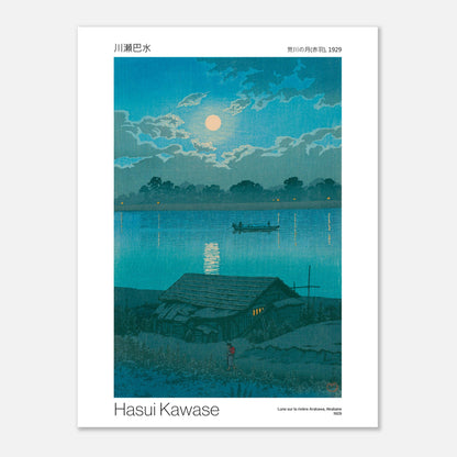 Estampe Lune sur la rivière Arakawa par Hasui Kawase (30x40 cm). Estampe japonaise nocturne avec une pleine lune, un bateau sur une rivière calme, une petite maison sur la rive et des arbres en arrière-plan.