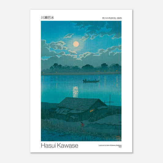Estampe Lune sur la rivière Arakawa par Hasui Kawase (50x70 cm). Estampe japonaise nocturne avec une pleine lune, un bateau sur une rivière calme, une petite maison sur la rive et des arbres en arrière-plan.