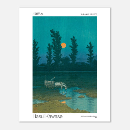 Estampe Lune du soir à Nakajima, Sapporo par Hasui Kawase (40x50 cm). Reproduction d'une estampe japonaise de 1933 par Hasui Kawase, représentant un paysage nocturne avec une lune orangée, des arbres élancés, un cheval et une charrette près d'un point d'eau.