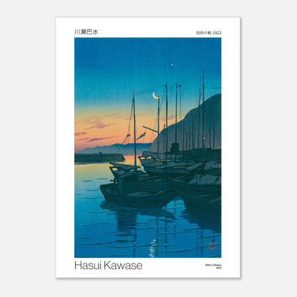 Estampe Matin à Beppu (1922) par Hasui Kawase (42x59,4 cm (A2)). Reproduction d'une estampe japonaise dépeignant un port au crépuscule avec des voiliers amarrés, une lune en croissant dans le ciel, et des montagnes en arrière-plan, par Hasui Kawase, intitulée 'Matin à Beppu, 1922'.