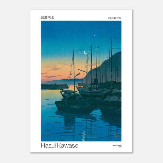 Estampe Matin à Beppu (1922) par Hasui Kawase (50x70 cm). Reproduction d'une estampe japonaise dépeignant un port au crépuscule avec des voiliers amarrés, une lune en croissant dans le ciel, et des montagnes en arrière-plan, par Hasui Kawase, intitulée 'Matin à Beppu, 1922'.