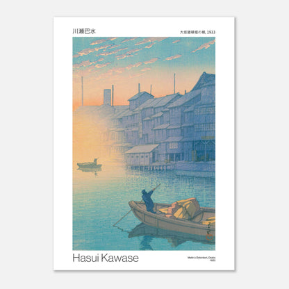 Estampe Matin à Dotonbori, Osaka par Hasui Kawase (50x70 cm). Estampe japonaise représentant un canal urbain au lever du soleil, avec des bateaux, des maisons traditionnelles et une atmosphère brumeuse.