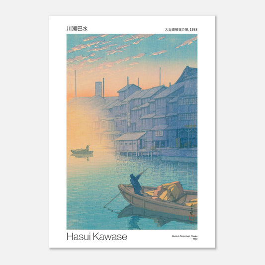 Estampe Matin à Dotonbori, Osaka par Hasui Kawase (50x70 cm). Estampe japonaise représentant un canal urbain au lever du soleil, avec des bateaux, des maisons traditionnelles et une atmosphère brumeuse.