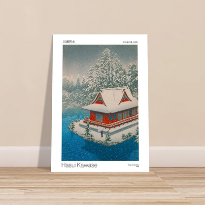 Estampe Neige à Inokashira (1928) - Hasui Kawase. Une estampe japonaise de Hasui Kawase représentant 'Neige à Inokashira' en 1928, montrant un temple rouge couvert de neige près d'un plan d'eau sous un ciel d'hiver. Image d'illustration 8