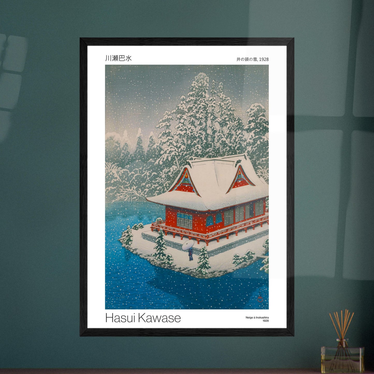 Estampe Neige à Inokashira (1928) - Hasui Kawase. Une estampe japonaise de Hasui Kawase représentant 'Neige à Inokashira' en 1928, montrant un temple rouge couvert de neige près d'un plan d'eau sous un ciel d'hiver. Image d'illustration 9