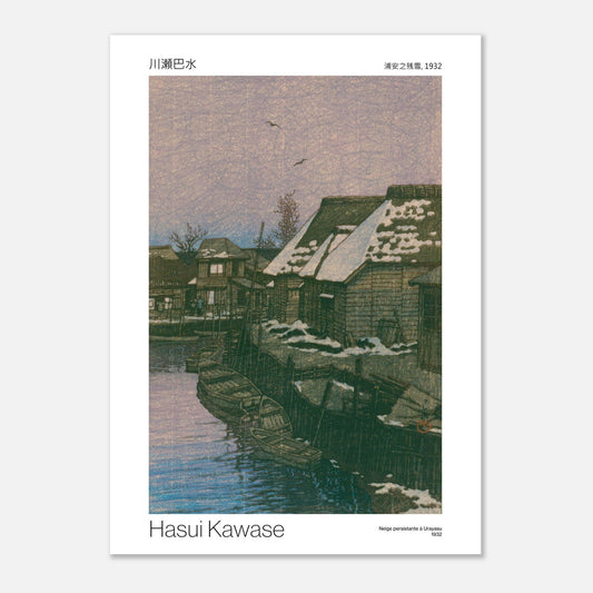 Estampe Neige persistante à Urayasu par Hasui Kawase (1932) (50x70 cm). Reproduction d'une estampe japonaise de 1932 par Hasui Kawase, représentant un village au bord d'un canal enneigé avec des bateaux.