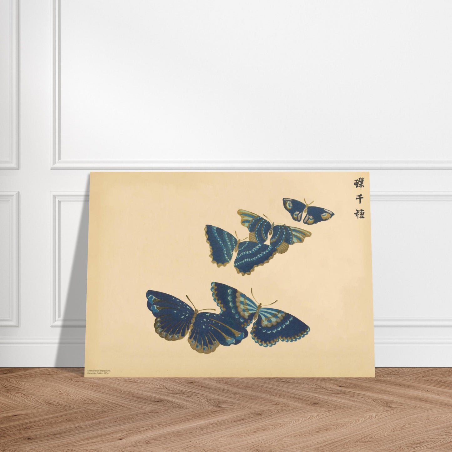 Estampe de papillons bleus et dorés de Kamisaka Sekka. Illustration de Kamisaka Sekka de plusieurs papillons bleus rehaussés de détails dorés, disposés en arc de cercle. Image d'illustration 3