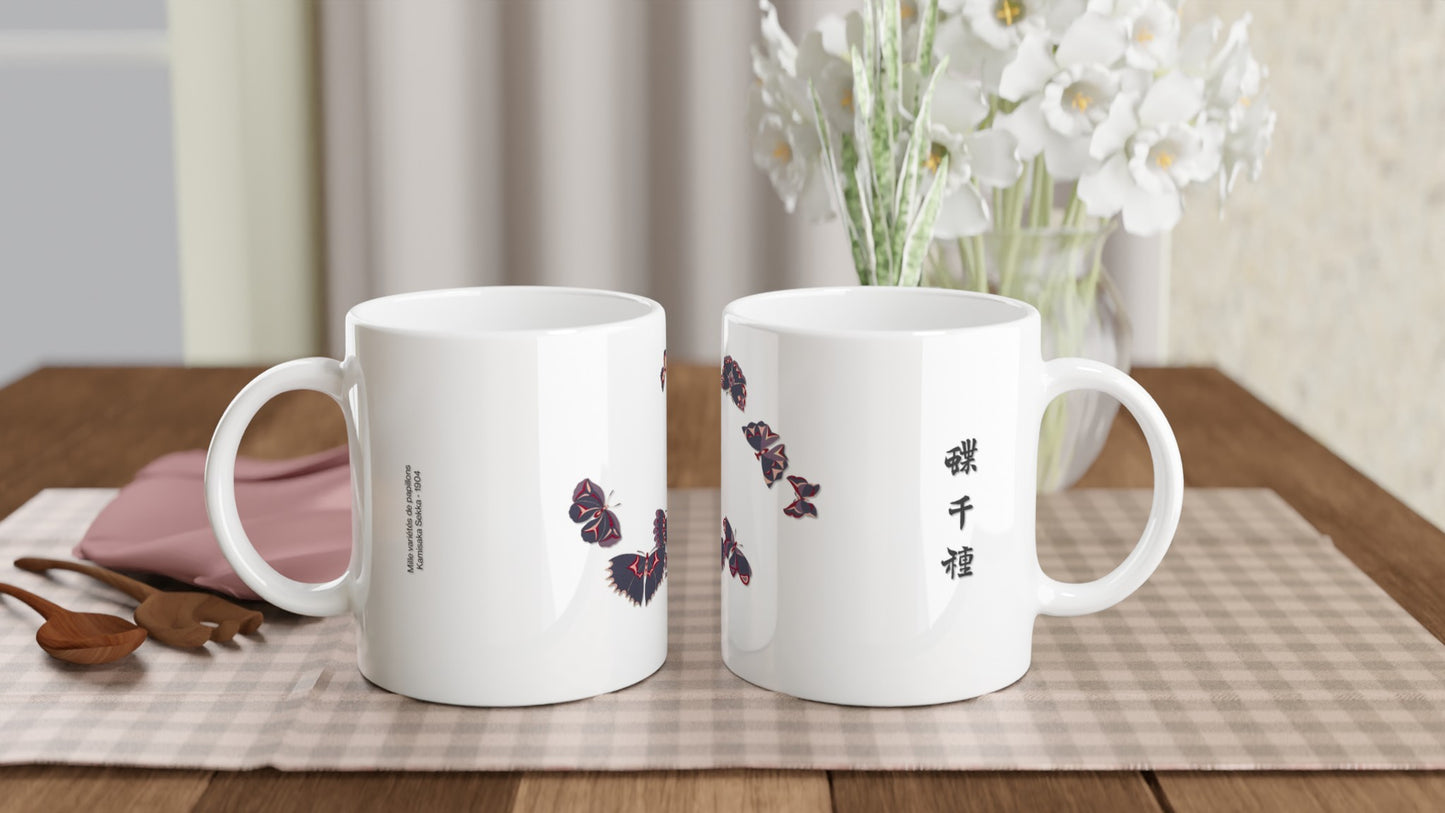 Estampe de papillons géométriques bordeaux et gris, Kamisaka Sekka. Mug blanc orné de représentations de papillons aux formes géométriques dans des tons de bordeaux, de gris foncé et de beige, avec un texte calligraphié en noir. Image d'illustration 2