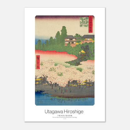 Planche ukiyo-e Parc en fleurs et pente de Dangozaka, Hiroshige (21x29,7 cm (A4)). Une estampe ukiyo-e de Hiroshige montrant un parc fleuri de cerisiers avec des personnes pique-niquant au bord d'un étang, et des maisons traditionnelles japonaises sur une colline.