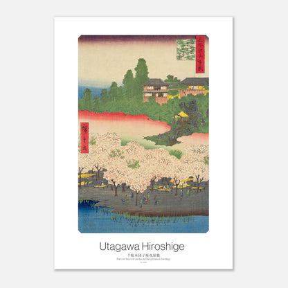 Planche ukiyo-e Parc en fleurs et pente de Dangozaka, Hiroshige (29,7x42 cm (A3)). Une estampe ukiyo-e de Hiroshige montrant un parc fleuri de cerisiers avec des personnes pique-niquant au bord d'un étang, et des maisons traditionnelles japonaises sur une colline.
