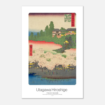 Planche ukiyo-e Parc en fleurs et pente de Dangozaka, Hiroshige (30x45 cm). Une estampe ukiyo-e de Hiroshige montrant un parc fleuri de cerisiers avec des personnes pique-niquant au bord d'un étang, et des maisons traditionnelles japonaises sur une colline.