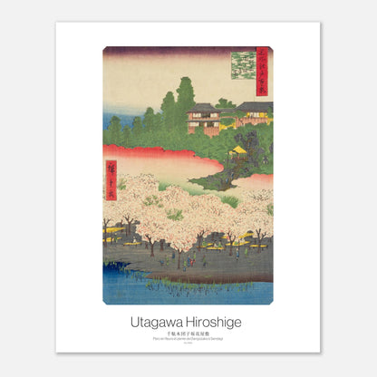 Planche ukiyo-e Parc en fleurs et pente de Dangozaka, Hiroshige (40x50 cm). Une estampe ukiyo-e de Hiroshige montrant un parc fleuri de cerisiers avec des personnes pique-niquant au bord d'un étang, et des maisons traditionnelles japonaises sur une colline.