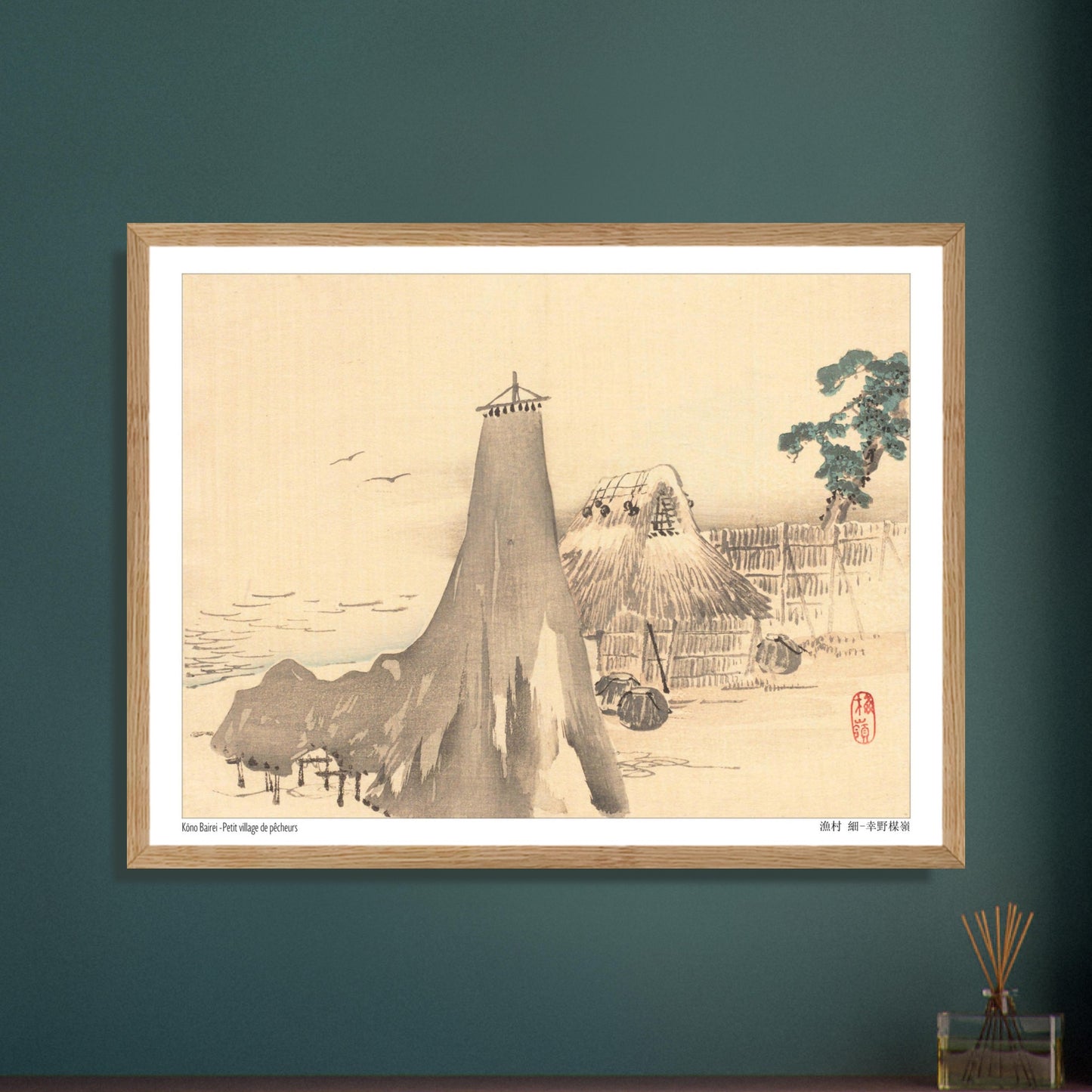 Paysage de Village de Pêcheurs, Estampe Japonaise de Kōno Bairei. Peinture japonaise représentant un petit village de pêcheurs avec des chaumières, un phare conique, et des oiseaux en vol au-dessus de la mer. Image d'illustration 6