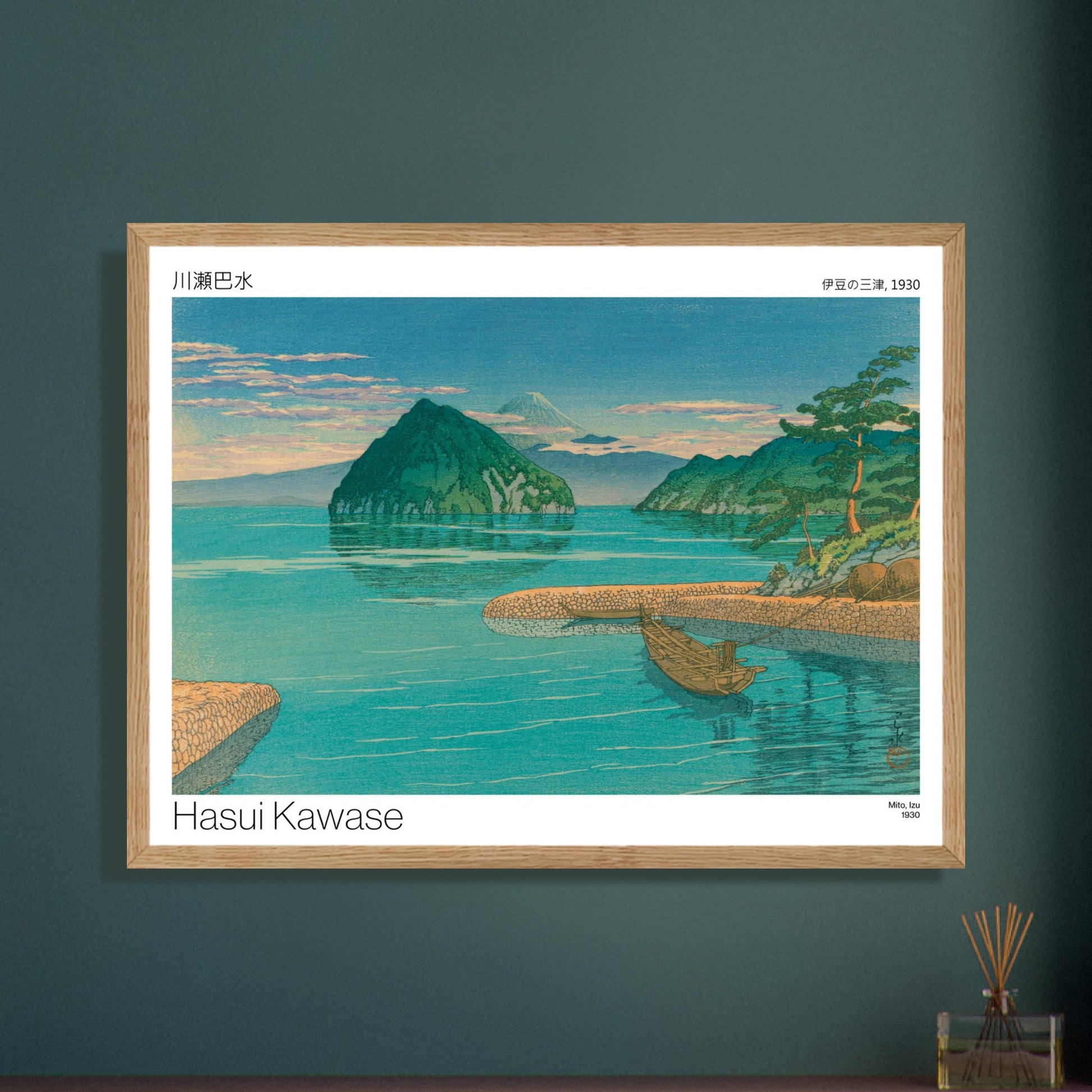 Estampe paysage Mito, Izu avec le mont Fuji par Hasui Kawase. Paysage marin avec une île verdoyante, le mont Fuji à l'horizon, et des eaux turquoises reflétant le ciel, une barque amarrée. Image d'illustration 7