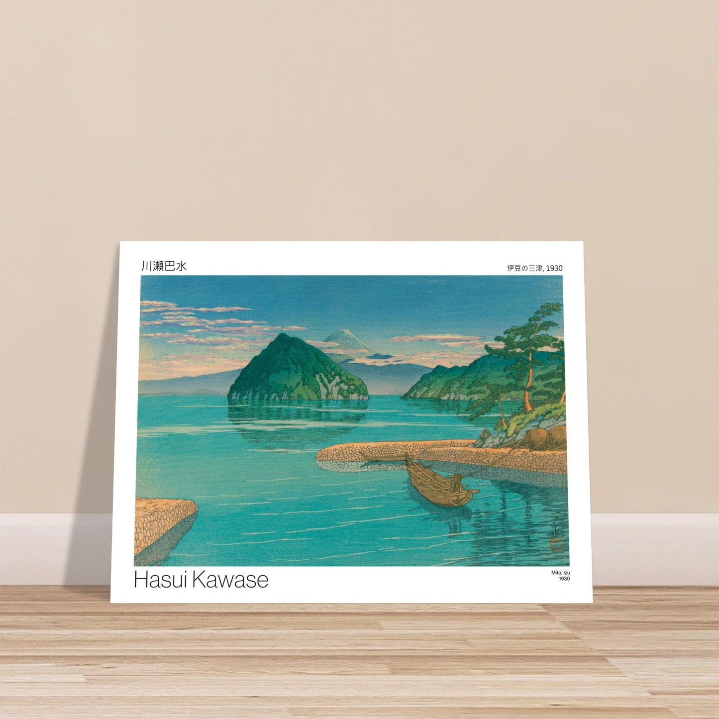 Estampe paysage Mito, Izu avec le mont Fuji par Hasui Kawase. Paysage marin avec une île verdoyante, le mont Fuji à l'horizon, et des eaux turquoises reflétant le ciel, une barque amarrée. Image d'illustration 8