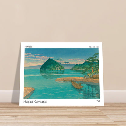 Estampe paysage Mito, Izu avec le mont Fuji par Hasui Kawase. Paysage marin avec une île verdoyante, le mont Fuji à l'horizon, et des eaux turquoises reflétant le ciel, une barque amarrée. Image d'illustration 8