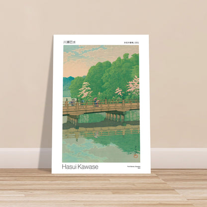 Benkei-Brücke-Druck in Akasaka (1931) von Hasui Kawase. Reproduktion eines japanischen Holzschnitts, der eine mit Kirschblüten geschmückte Holzbrücke zeigt, über die einige Menschen gehen, oberhalb eines ruhigen Flusses, der den Himmel und die Vegetation widerspiegelt, von Hasui Kawase, betitelt 'Benkei-Brücke, Akasaka, 1931'.