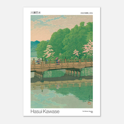 Estampe Pont Benkei à Akasaka (1931) par Hasui Kawase (21x29,7 cm (A4)). Reproduction d'une estampe japonaise montrant un pont en bois fleuri de cerisiers, traversé par quelques personnes, au-dessus d'une rivière calme reflétant le ciel et la végétation, par Hasui Kawase, intitulée 'Pont Benkei, Akasaka, 1931'.