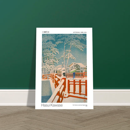 Planche ancienne : Le Pont Yakumo au sanctuaire Nagata sous la neige, par Hasui Kawase. Estampe japonaise montrant un pont rouge couvert de neige, avec des arbres enneigés et des bâtiments traditionnels en arrière-plan. Image d'illustration 8
