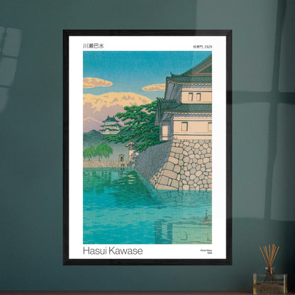 Estampe Porte Kikyo (1929) par Hasui Kawase. Reproduction d'une estampe japonaise représentant une porte de château fortifiée avec des murs en pierre, bordée par un large plan d'eau aux reflets verts, avec un ciel bleu aux nuages orangés, par Hasui Kawase, intitulée 'Porte Kikyo, 1929'. Image d'illustration 9