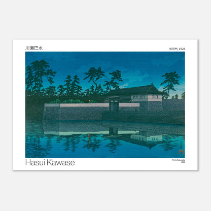 Estampe ancienne : Porte Sakurada au crépuscule, par Hasui Kawase (21x29,7 cm (A4)). Gravure japonaise représentant la porte Sakurada au crépuscule, avec un plan d'eau en premier plan reflétant le ciel bleu.