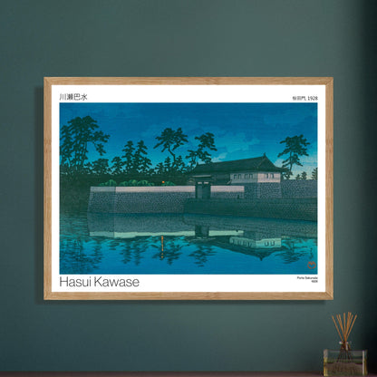 Estampe ancienne : Porte Sakurada au crépuscule, par Hasui Kawase. Gravure japonaise représentant la porte Sakurada au crépuscule, avec un plan d'eau en premier plan reflétant le ciel bleu. Image d'illustration 7