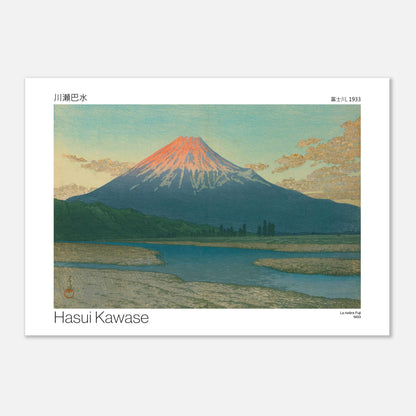 Estampe La rivière Fuji par Hasui Kawase (59,4x84,1 cm (A1)). Estampe japonaise de Hasui Kawase représentant le mont Fuji au-dessus d'une rivière, avec des arbres, une plage et des nuages.