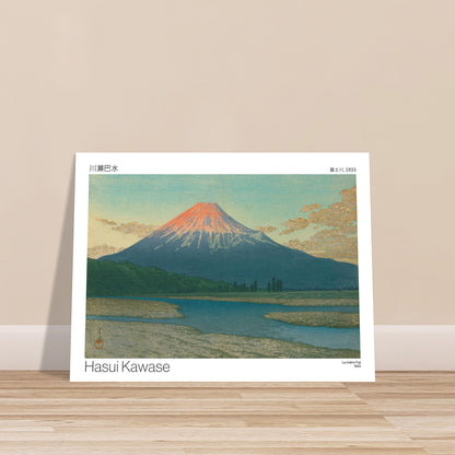 Estampe La rivière Fuji par Hasui Kawase. Estampe japonaise de Hasui Kawase représentant le mont Fuji au-dessus d'une rivière, avec des arbres, une plage et des nuages. Image d'illustration 8