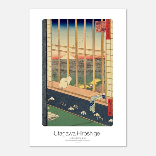 Planche ukiyo-e Rizière d'Asakusa et festival Torinomachi, Hiroshige (29,7x42 cm (A3)). Une estampe japonaise ukiyo-e de Hiroshige montrant une vue à travers une fenêtre avec des montants en bois, d'un chat blanc assis sur le rebord regardant vers le mont Fuji à travers des rizières et des maisons.
