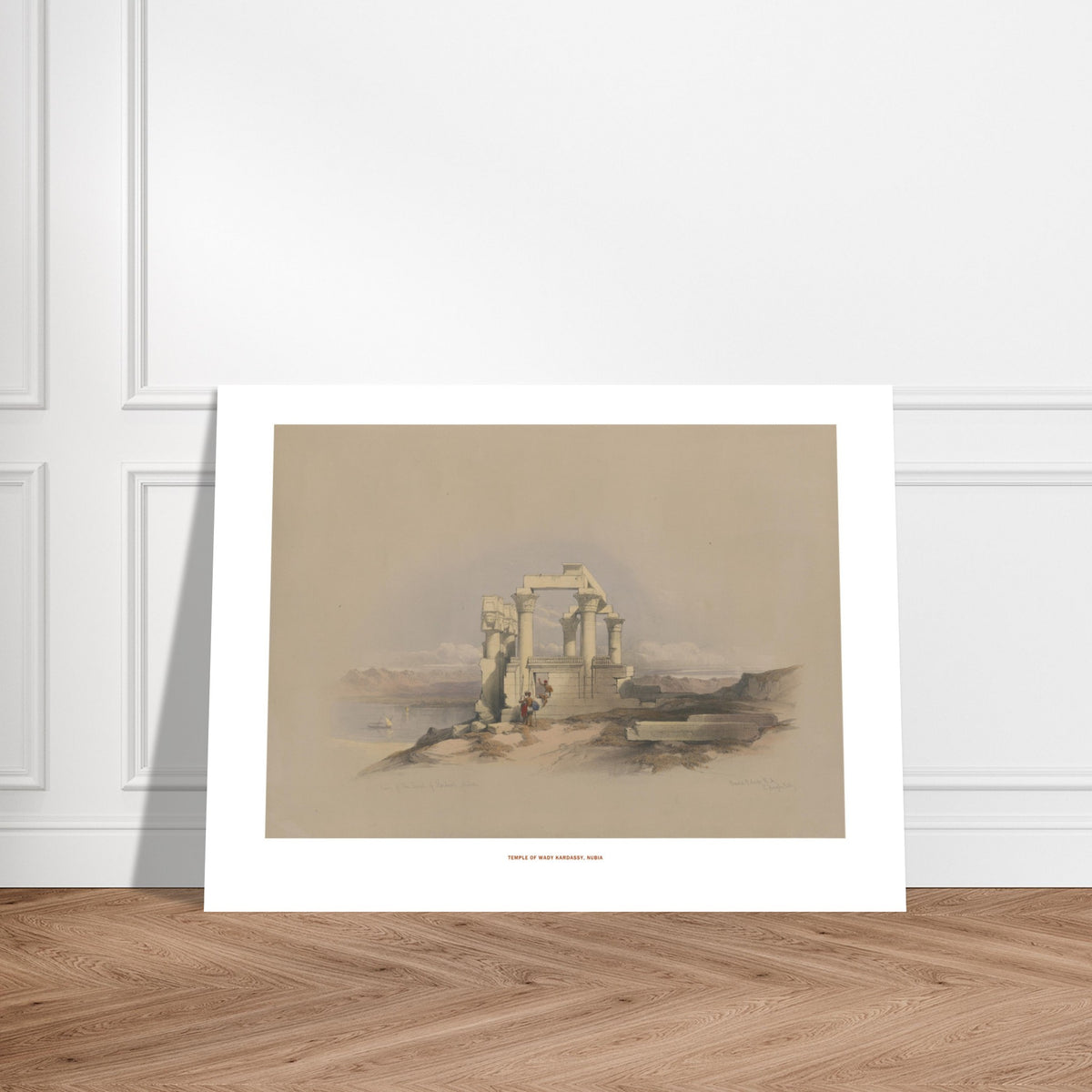 Estampe ancienne : Ruines du temple de Wadi Kardassy par David Roberts. Lithographie de David Roberts représentant les ruines du temple de Wadi Kardassy en Nubie, avec des personnages devant les colonnades face au Nil.