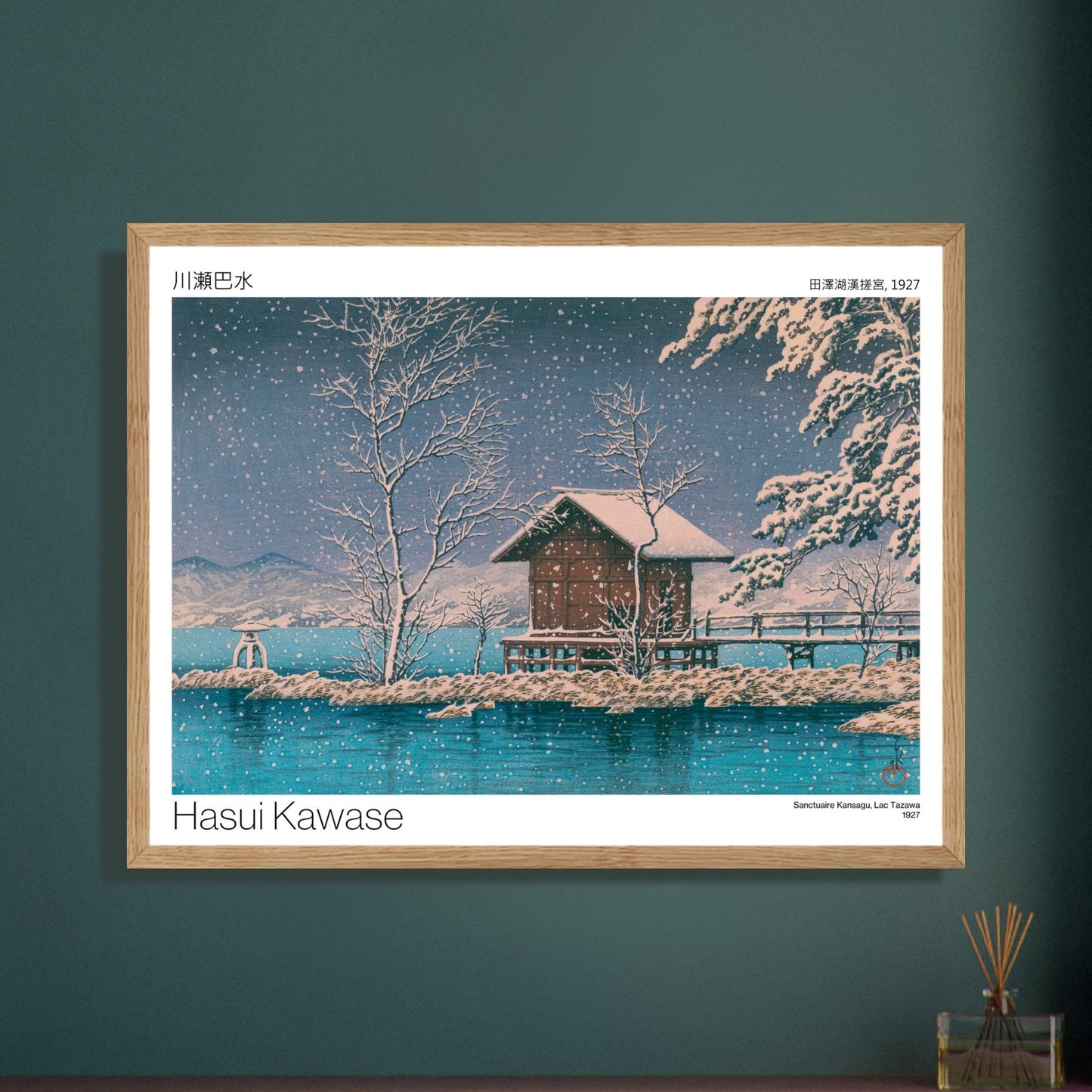 Estampe Sanctuaire Kansagu au Lac Tazawa par Hasui Kawase. Estampe japonaise de Hasui Kawase montrant un paysage hivernal avec un petit bâtiment sur une île au milieu d'un lac, sous une chute de neige. Image d'illustration 8