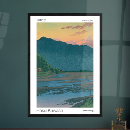 Illustration ancienne : Soirée sur la rivière Abe, par Hasui Kawase. Paysage crépusculaire d'une rivière bordée de végétation avec une montagne en arrière-plan, par Hasui Kawase. Image d'illustration 7