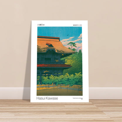 Estampe Temple Kencho à Kamakura par Hasui Kawase. Estampe japonaise représentant un temple avec un grand toit orange, entouré d'arbres verdoyants et d'un ciel bleu avec des nuages. Image d'illustration 9