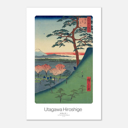 Estampe ukiyo-e : Le Fuji original à Meguro - Utagawa Hiroshige (30x45 cm). Estampe ukiyo-e par Utagawa Hiroshige représentant le Mont Fuji visible derrière une colline verdoyante avec des arbres en fleurs roses et un grand pin, et des personnes assises sur des tapis.