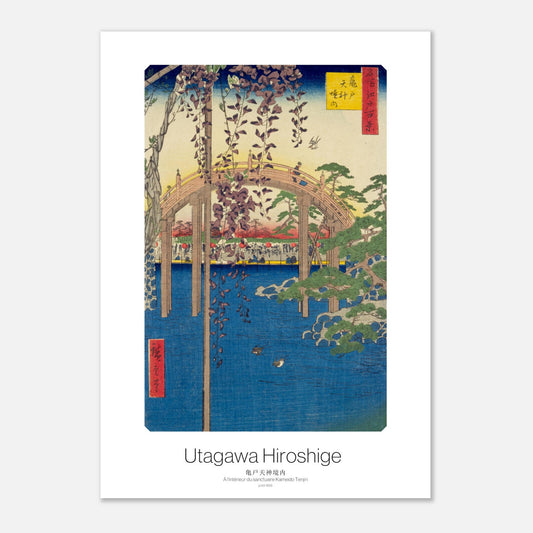 Estampe ukiyo-e Sanctuaire Kameido Tenjin - Utagawa Hiroshige (29,7x42 cm (A3)). Estampe ukiyo-e par Utagawa Hiroshige représentant le sanctuaire Kameido Tenjin, avec un pont arqué orné de glycines violettes, un étang bleu, et des arbres.