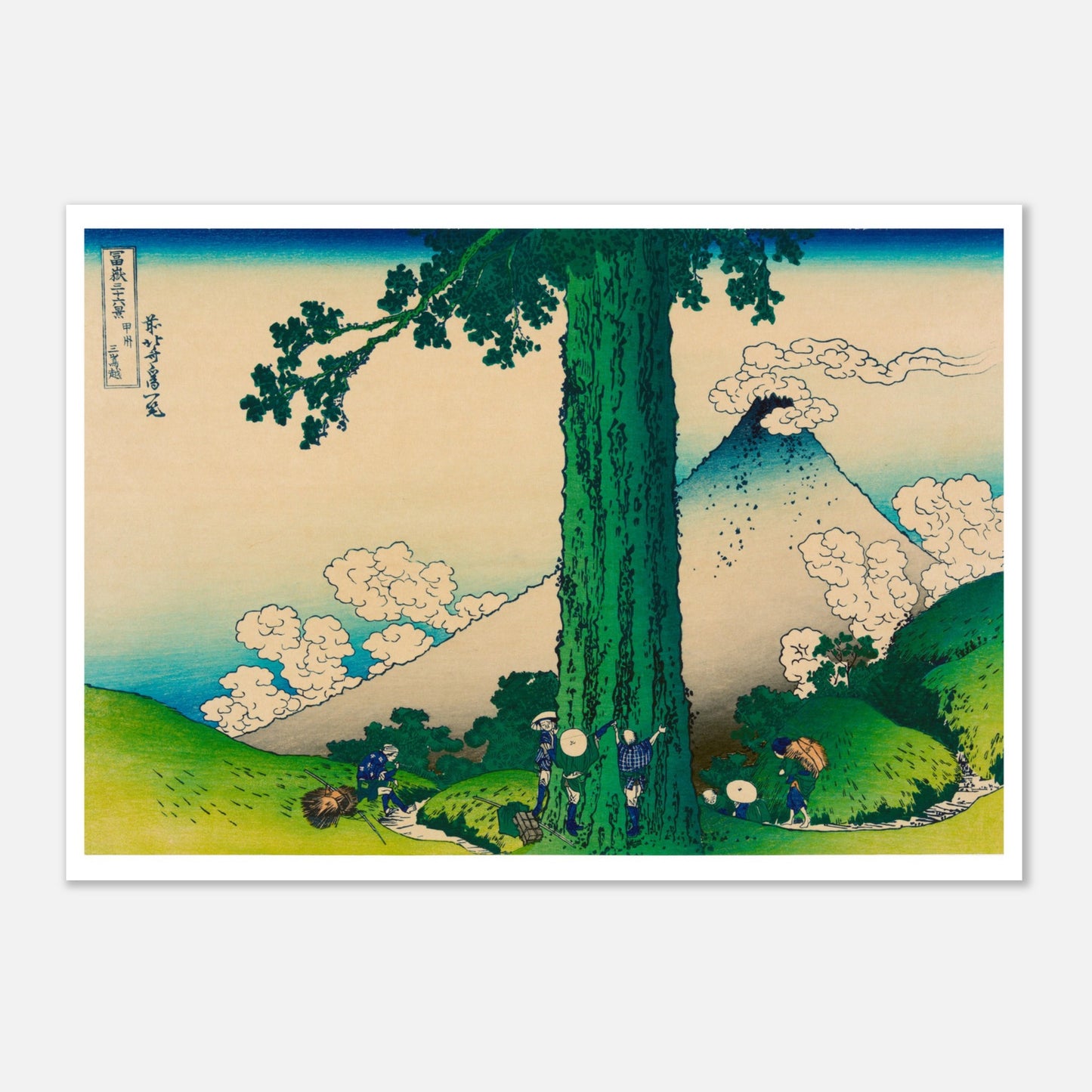 Estampe ukiyo-e La passe de Mishima dans la province de Kai - Hokusai (59,4x84,1 cm (A1)). Estampe ukiyo-e de Katsushika Hokusai représentant le mont Fuji vu de loin, entouré de nuages, avec des collines verdoyantes et des chemins en premier plan.