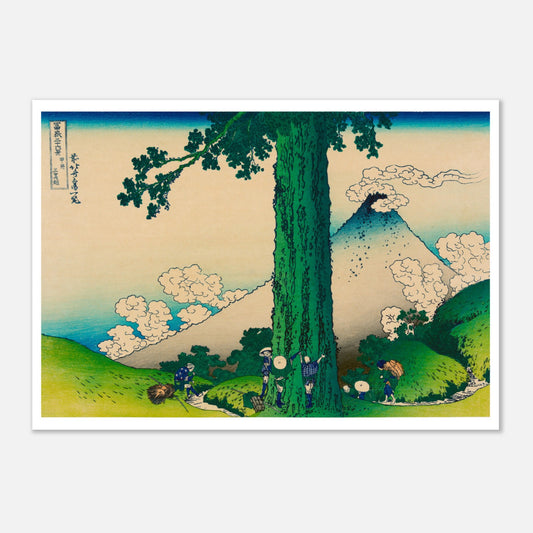 Estampe ukiyo-e La passe de Mishima dans la province de Kai - Hokusai (59,4x84,1 cm (A1)). Estampe ukiyo-e de Katsushika Hokusai représentant le mont Fuji vu de loin, entouré de nuages, avec des collines verdoyantes et des chemins en premier plan.
