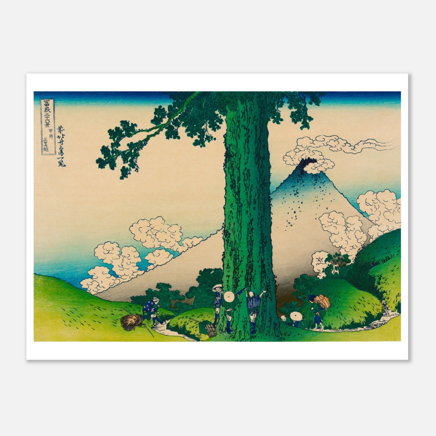 Estampe ukiyo-e La passe de Mishima dans la province de Kai - Hokusai (60x80 cm). Estampe ukiyo-e de Katsushika Hokusai représentant le mont Fuji vu de loin, entouré de nuages, avec des collines verdoyantes et des chemins en premier plan.