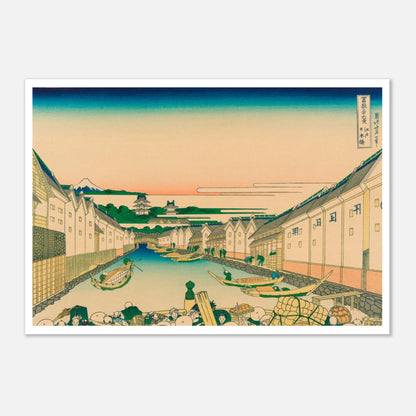 Estampe ukiyo-e Le pont de Nihonbashi à Edo - Katsushika Hokusai (70x100 cm). Reproduction d'une estampe japonaise de Katsushika Hokusai, illustrant le pont de Nihonbashi à Edo avec des canaux, des bateaux et des habitations, et le Mont Fuji au loin.