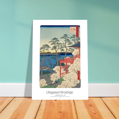 Planche ukiyo-e Le pavillon Kiyomizu et l'étang Shinobazu - Hiroshige. Estampe japonaise ukiyo-e représentant le pavillon Kiyomizu et l'étang Shinobazu no ike, avec des cerisiers en fleurs et des pins, sous un ciel clair Image d'illustration 4
