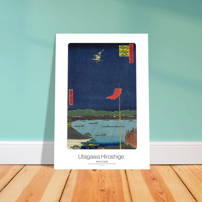 Planche ukiyo-e ancienne : Le pavillon Komakata-dō de Hiroshige. Estampe ukiyo-e représentant un paysage nocturne avec un pavillon blanc, des bateaux sur l'eau, un oiseau en vol et un drapeau rouge. Image d'illustration 4