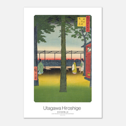 Planche ukiyo-e du sanctuaire de Kanda Myōjin par Utagawa Hiroshige (21x29,7 cm (A4)). Gravure sur bois ukiyo-e par Utagawa Hiroshige, représentant le sanctuaire de Kanda Myōjin au lever du soleil, avec des silhouettes de personnes sur des plateformes en bois et des arbres.