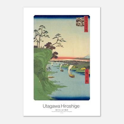 Estampe ukiyo-e : Vue de Kōnodai et de la rivière Tone-gawa (29,7x42 cm (A3)). Une estampe japonaise ukiyo-e de Hiroshige représentant une vue de Kōnodai et de la rivière Tone-gawa, avec des bateaux naviguant sur l'eau et des pins sur une falaise.