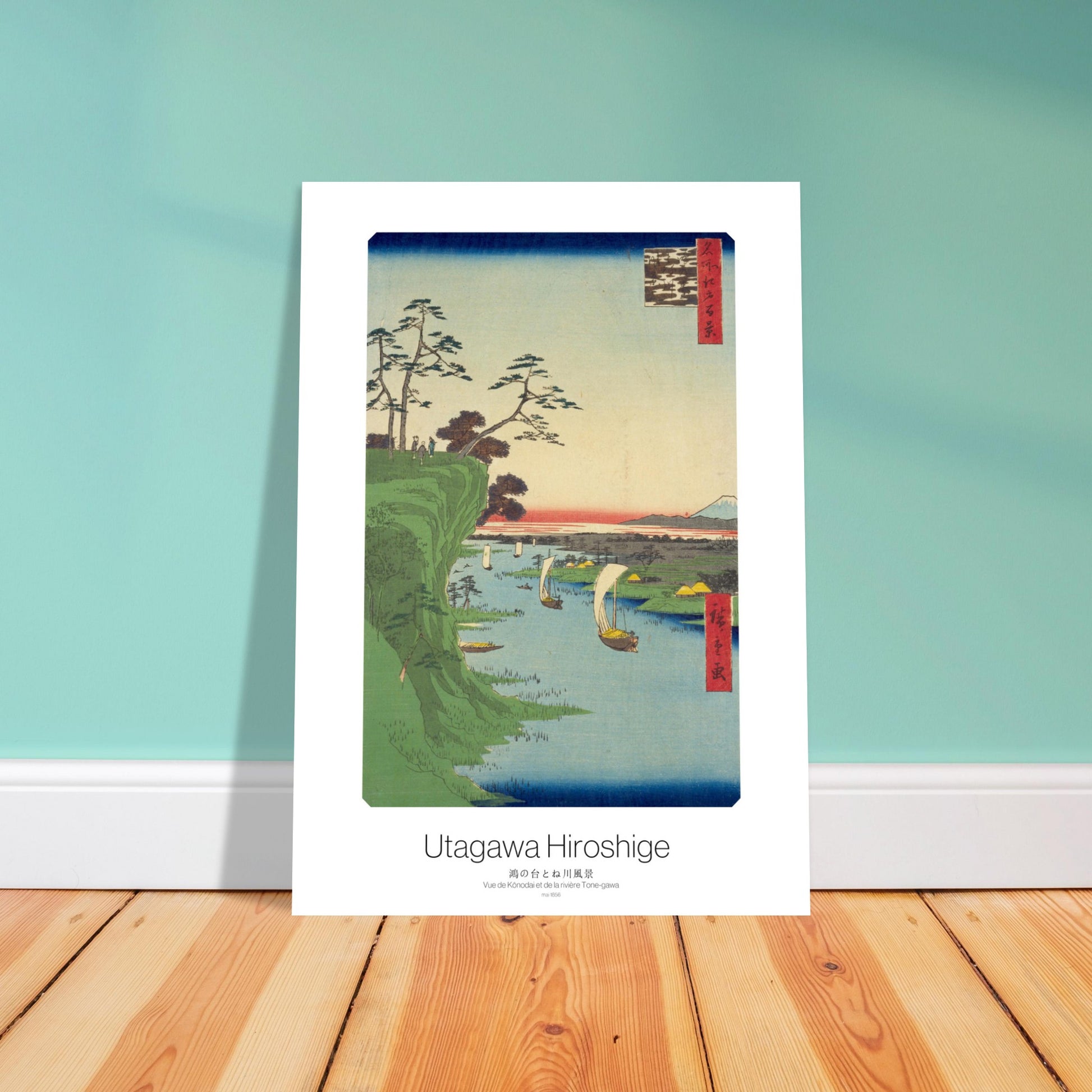 Estampe ukiyo-e : Vue de Kōnodai et de la rivière Tone-gawa. Une estampe japonaise ukiyo-e de Hiroshige représentant une vue de Kōnodai et de la rivière Tone-gawa, avec des bateaux naviguant sur l'eau et des pins sur une falaise. Image d'illustration 4
