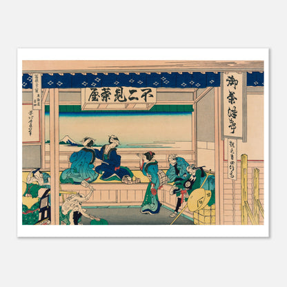 Estampe ukiyo-e Yoshida dans la région de Tōkaidō par Hokusai (60x80 cm). Estampe ukiyo-e de Katsushika Hokusai représentant une scène intérieure d'une maison de thé, avec des personnes assises et conversant, et une vue sur le mont Fuji à travers une ouverture.
