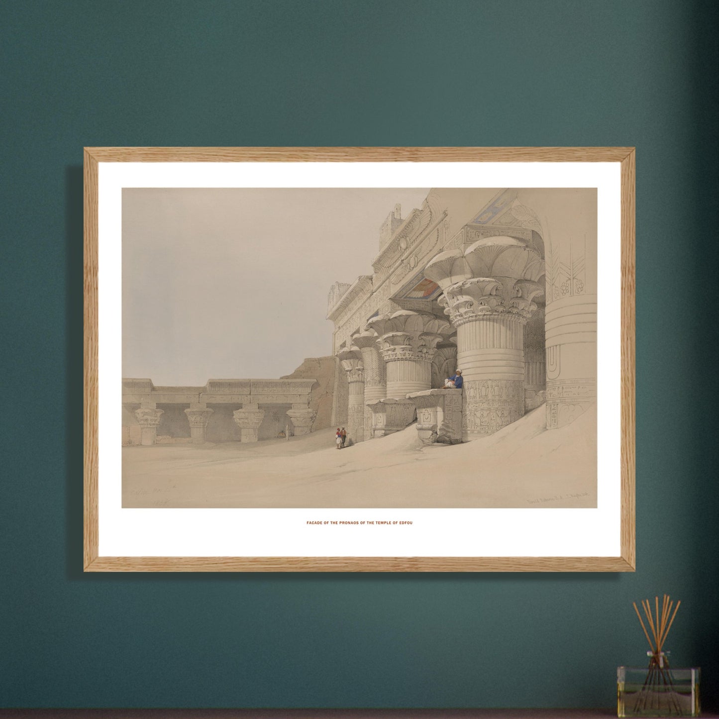 Planche de la façade du pronaos du temple d'Edfou, David Roberts. Lithographie montrant la façade du pronaos du temple d'Edfou, avec des colonnes monumentales et des reliefs sculptés, dans un environnement sablonneux. Image d'illustration 7