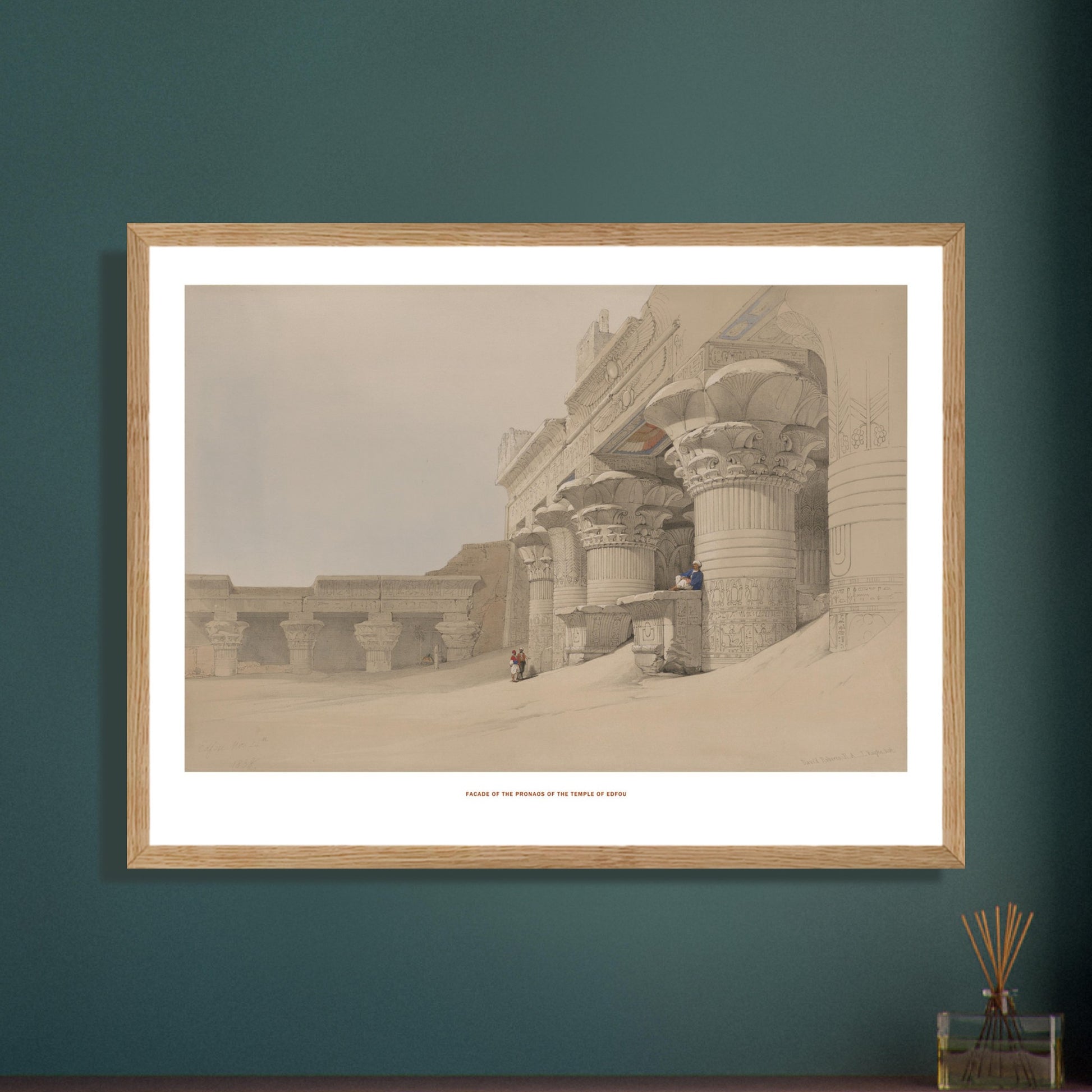 Planche de la façade du pronaos du temple d'Edfou, David Roberts. Lithographie montrant la façade du pronaos du temple d'Edfou, avec des colonnes monumentales et des reliefs sculptés, dans un environnement sablonneux. Image d'illustration 7