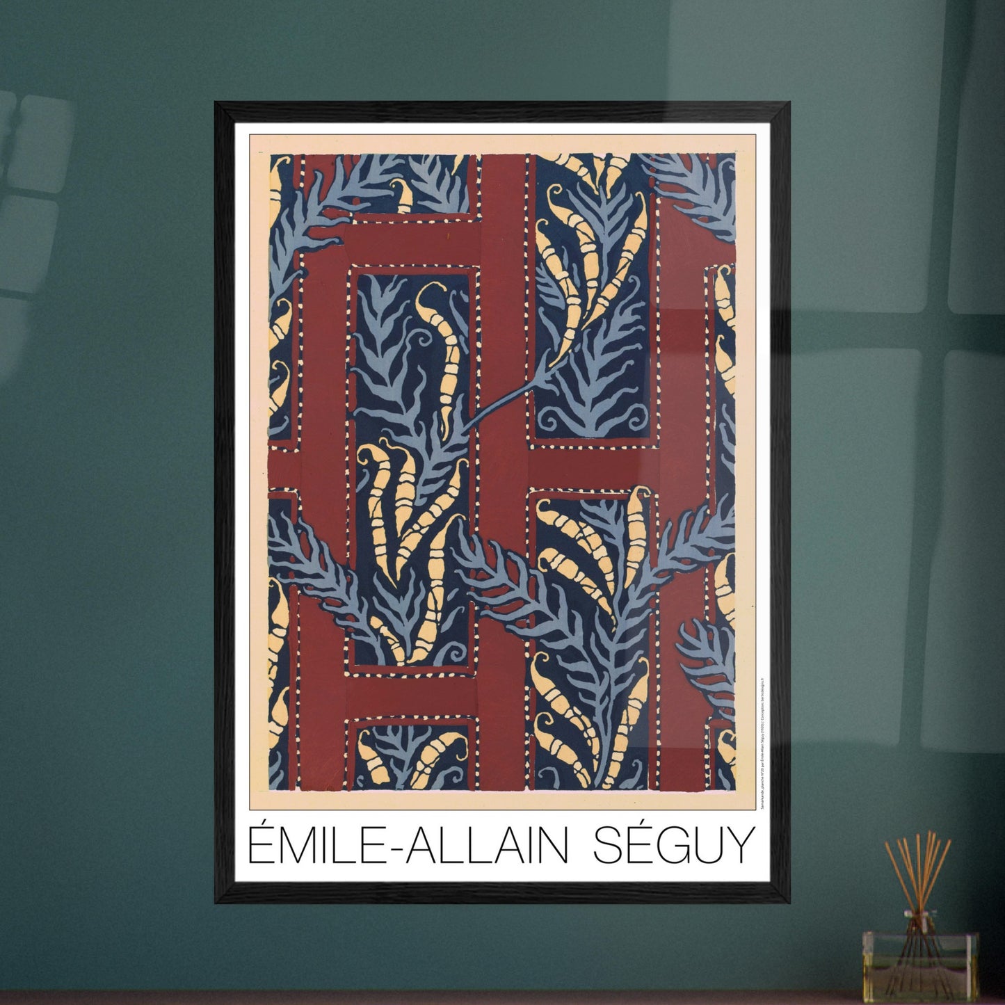 Planche de motifs Samarkande : feuilles bleues et bordeaux, Émile-Allain Séguy. Gravure Art déco de motifs végétaux abstraits, avec des formes de feuilles bleues et des éléments allongés jaunes, disposés dans des cadres bordeaux sur fond beige. Image d'illustration 7