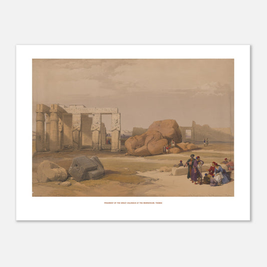 Fragment du grand colosse au Memnonium, Thèbes - David Roberts (30x40 cm). Lithographie ancienne montrant le fragment d'un grand colosse au Memnonium à Thèbes, avec des ruines de temples et des groupes de personnes.